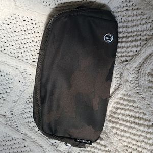 Lululemon Everywhere Belt Bag - Heritage Camo Jacquard Max Dark Olive Sargent